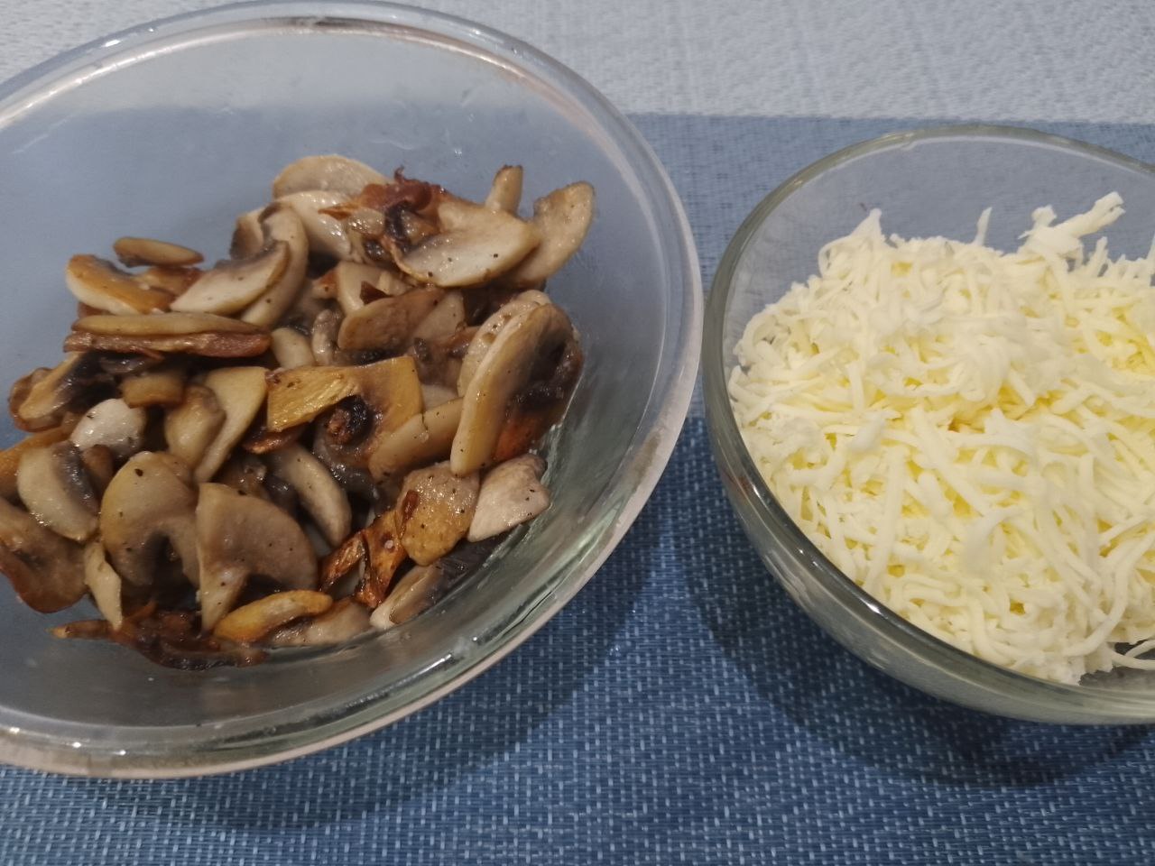 Зразы из куриного мяса, грибов и сыра, в духовке: На середину кладем тертый сыр, сверху кладем обжаренные грибы.