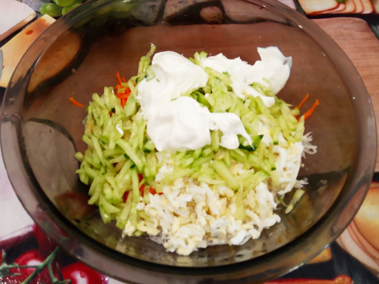 Салат витаминный с редькой, морковью и другими овощами: Добавляем соль и сметану или майонез по своему вкусу, размешиваем.