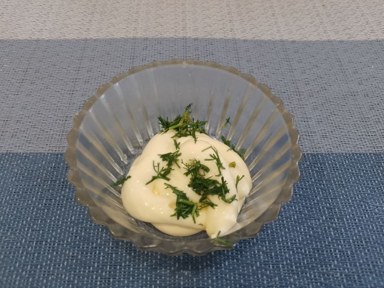 Картофель с сыром, в беконе, запеченный в духовке: Укроп промываем, просушиваем и мелко нарезаем. Соединяем сметану, майонез, перец черный молотый и укроп,