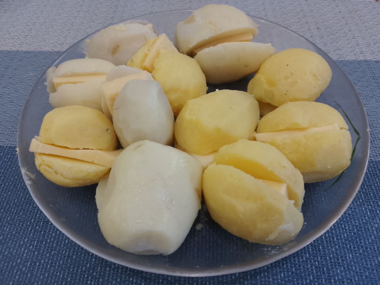 Картофель с сыром, в беконе, запеченный в духовке: Картофель разрезаем на две половины и в середину кладем ломтик сыра, соединяем.