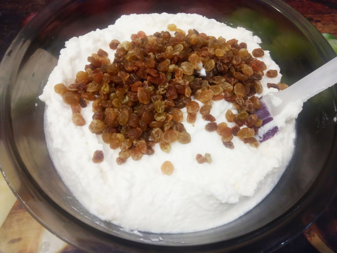 Десерт из творога и изюма, просто и вкусно: Добавляем в творожную массу изюм, размешиваем, чтобы равномерно распределился изюм.