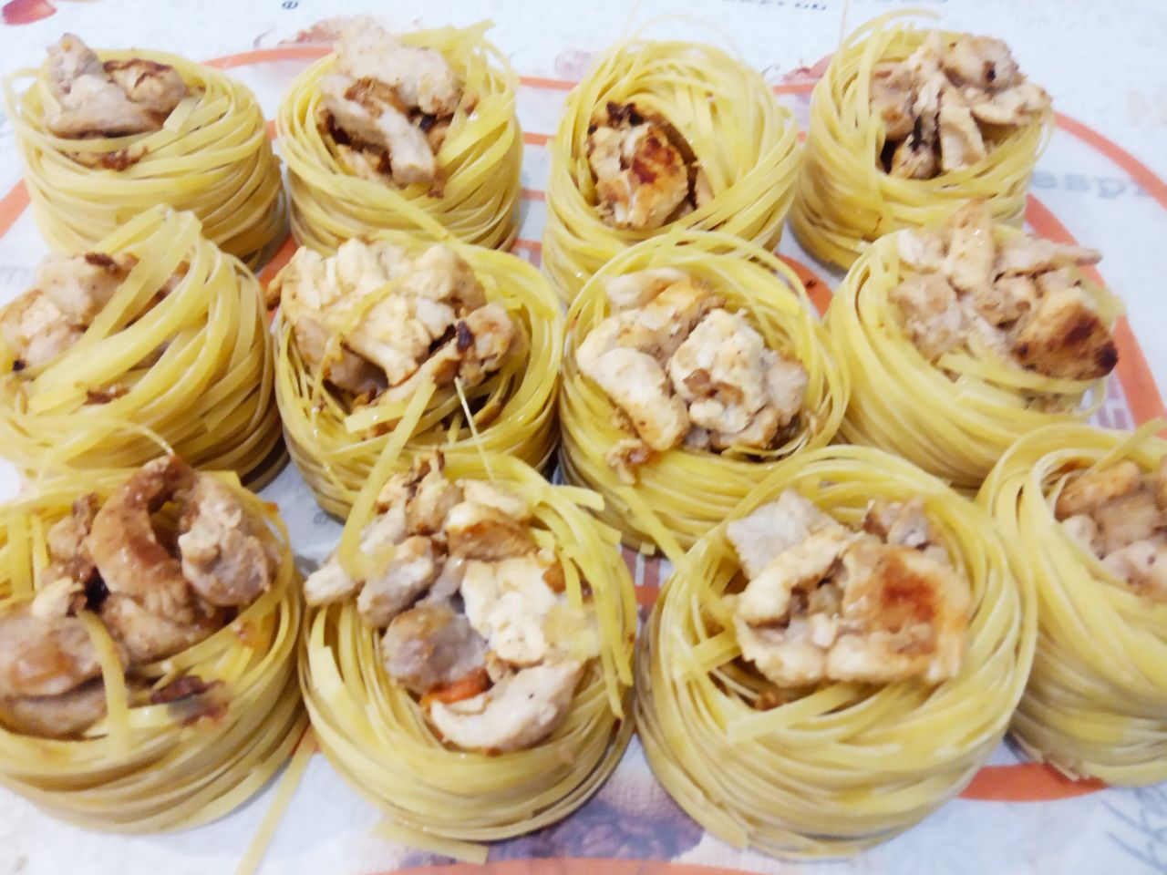 Макаронные гнёзда с мясом и сыром, в соусе: Гнёзда наполняем приготовленной мясной начинкой, поверх начинки выкладываем обжаренный перец.