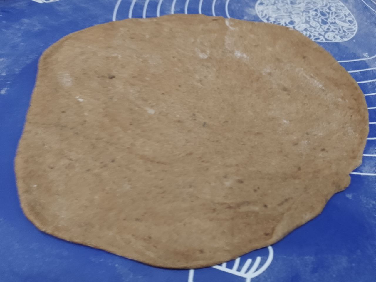 Булочки из слоеного теста с корицей и изюмом: Затем раскатываем также части шоколадного теста, смазываем маслом и складываем на светлое тесто.