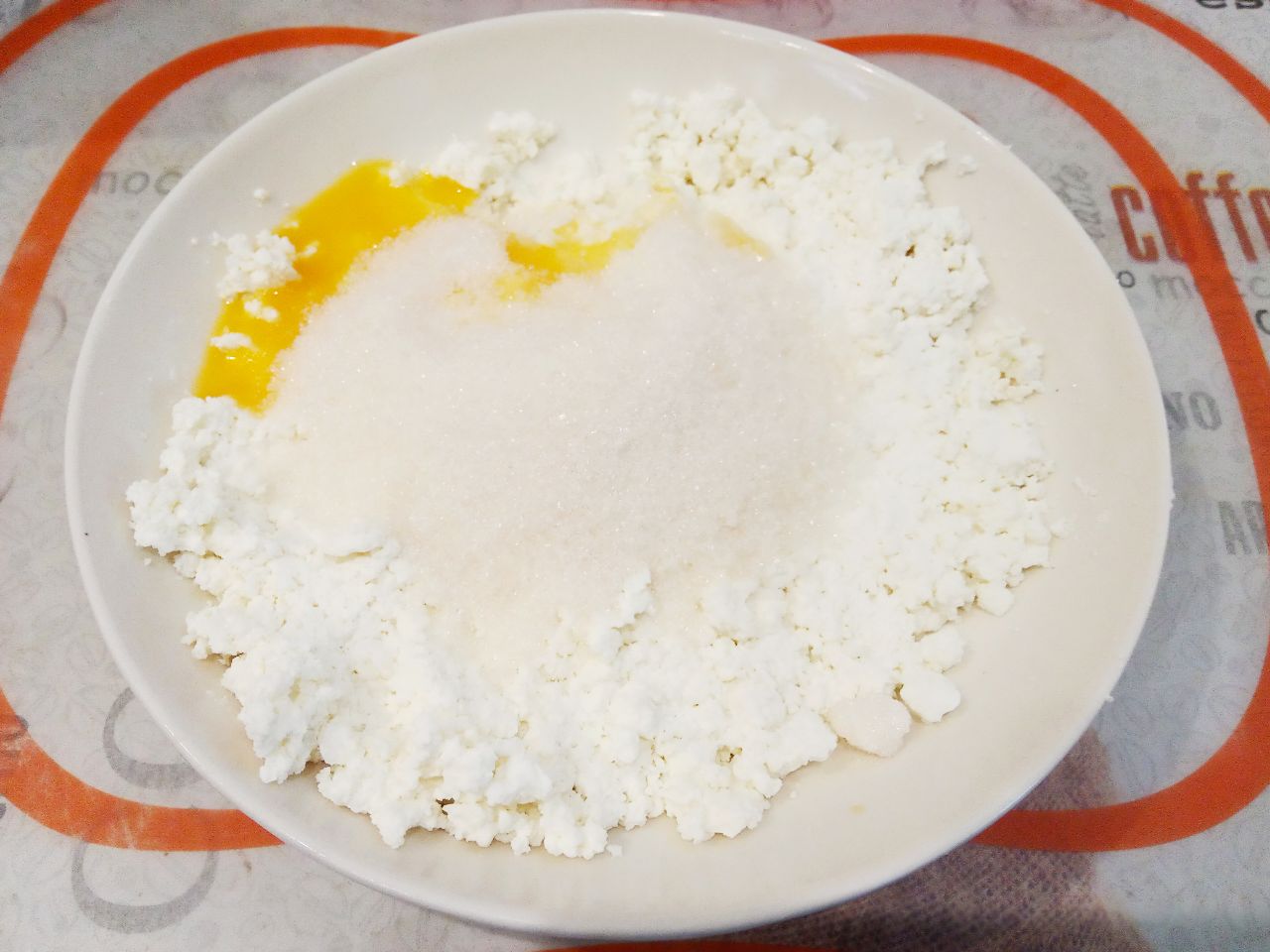 Блины с творожной начинкой, вкусные и аппетитные: Приготовим творожную начинку. Творог растираем, добавляем сахар по вкусу и яйцо, размешиваем до однородного