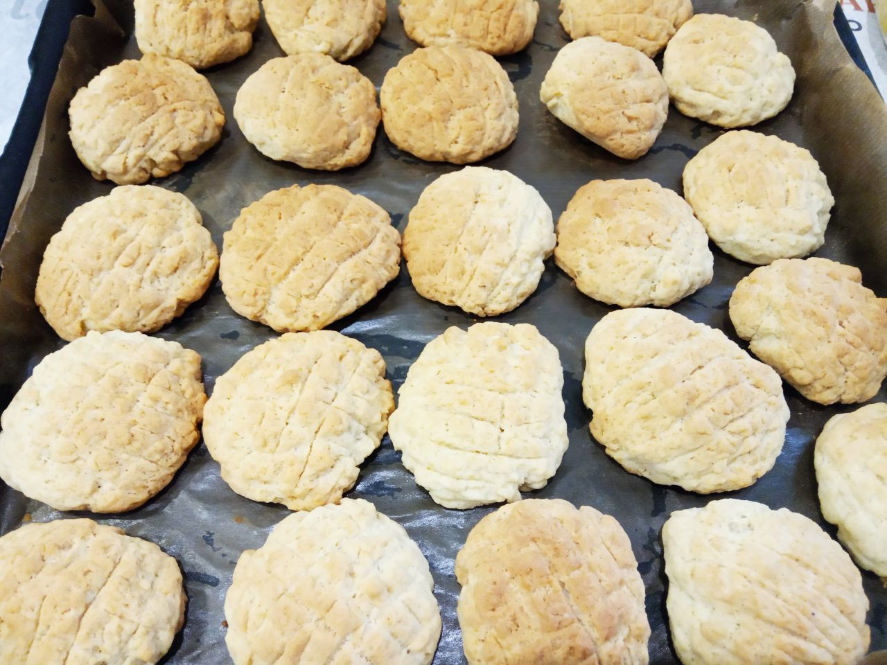 Домашнее печенье с добавлением творога, рассыпчатое и вкусное: Разогреваем духовку до 180 С и ставим противень с печеньем для выпекания. Печенье выпекаем около 15 минут.