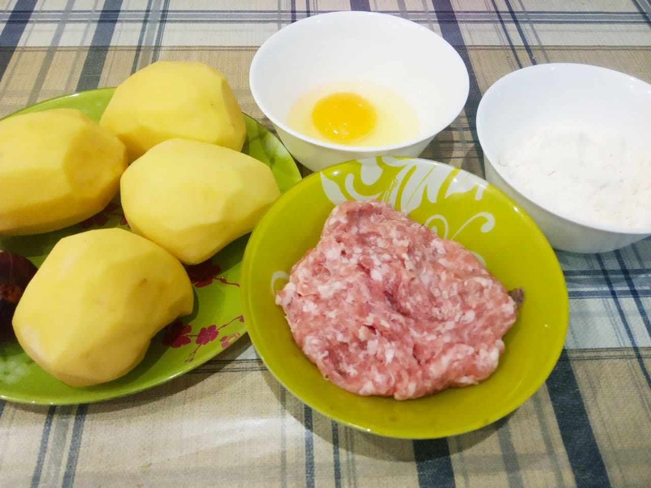 Оладьи из натертого сырого картофеля с фаршем и луком, вкусно и сытно