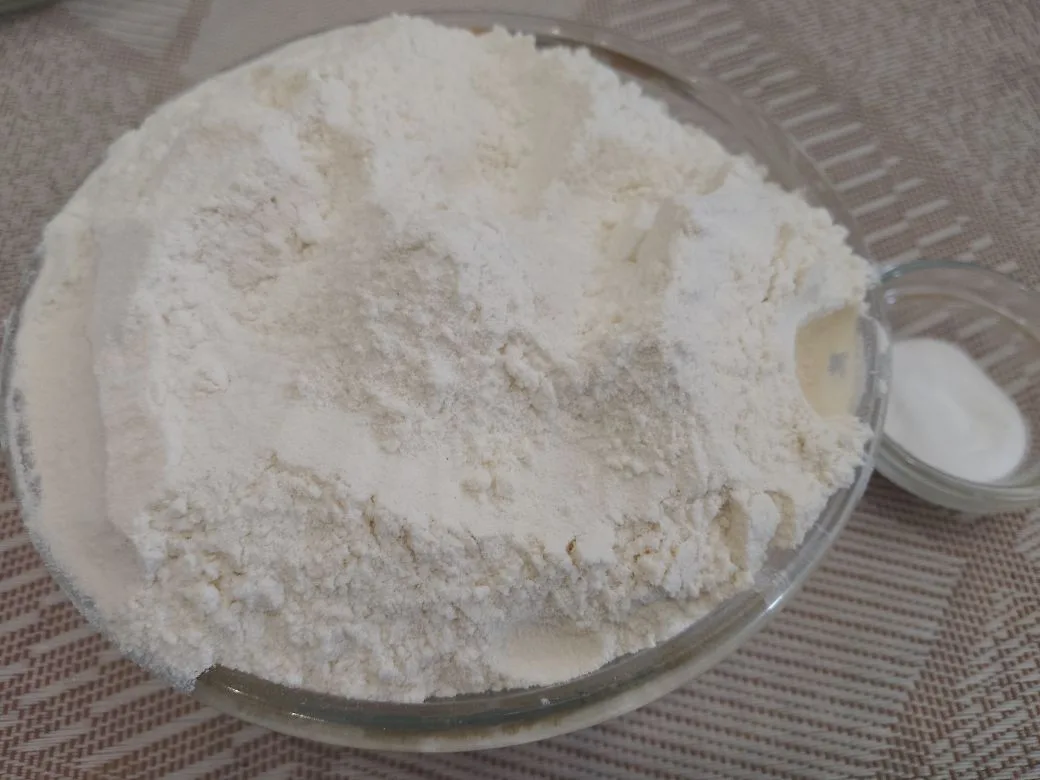 Песочное и рассыпчатое печенье, с начинкой из творога и изюма: Муку смешиваем с разрыхлителем для теста и просеиваем через мелкое сито.