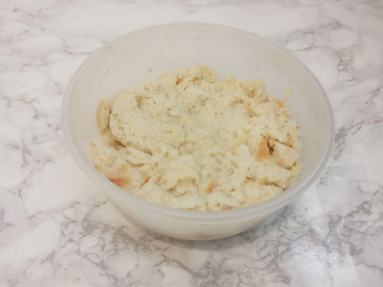 Нежные и сочные зразы мясные  с сыром: Ломтики замачиваем в молоке, когда размокнут пропускаем через мясорубку.
