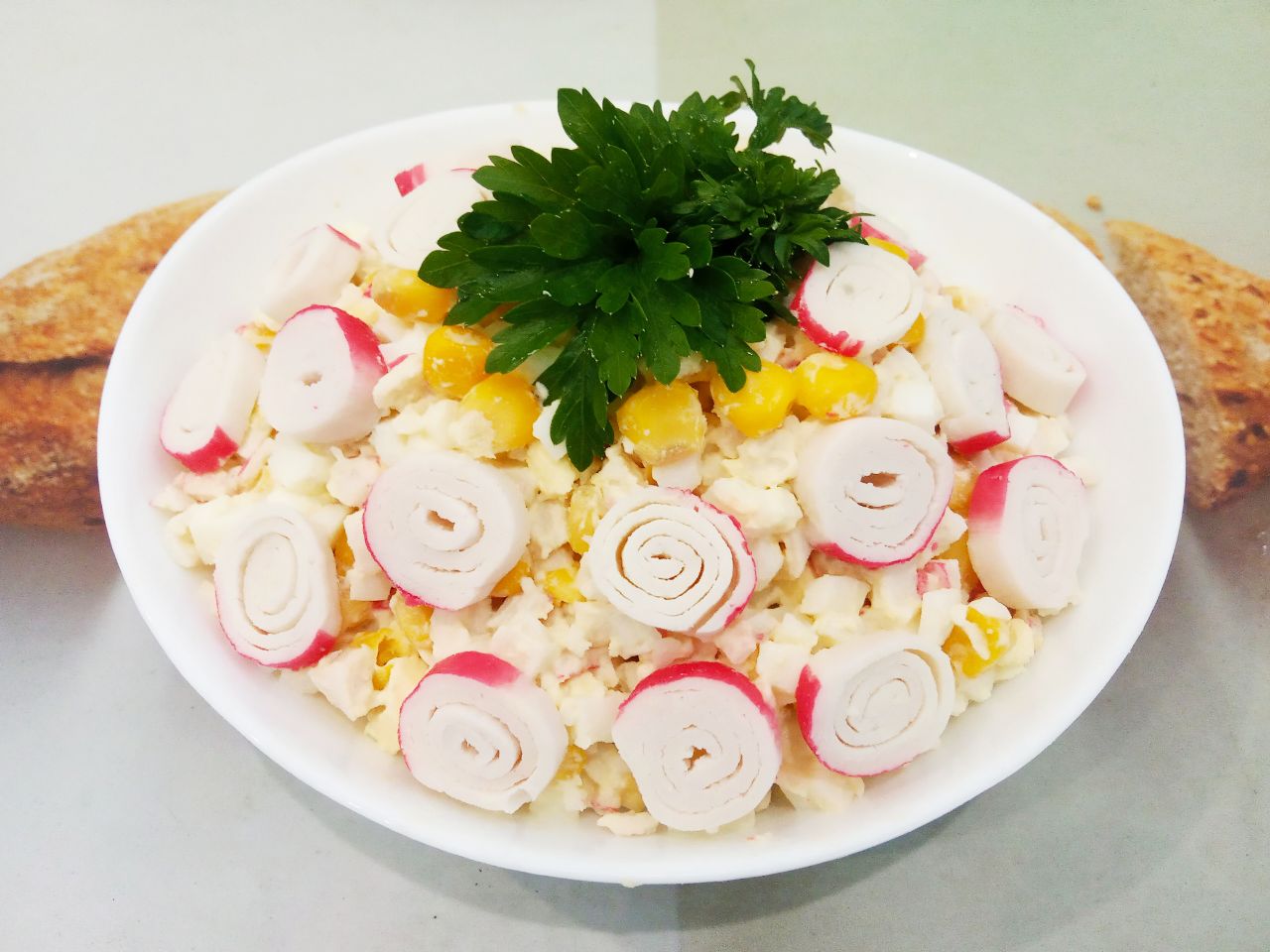 Простой рецепт салата с крабовыми палочками и кукурузой