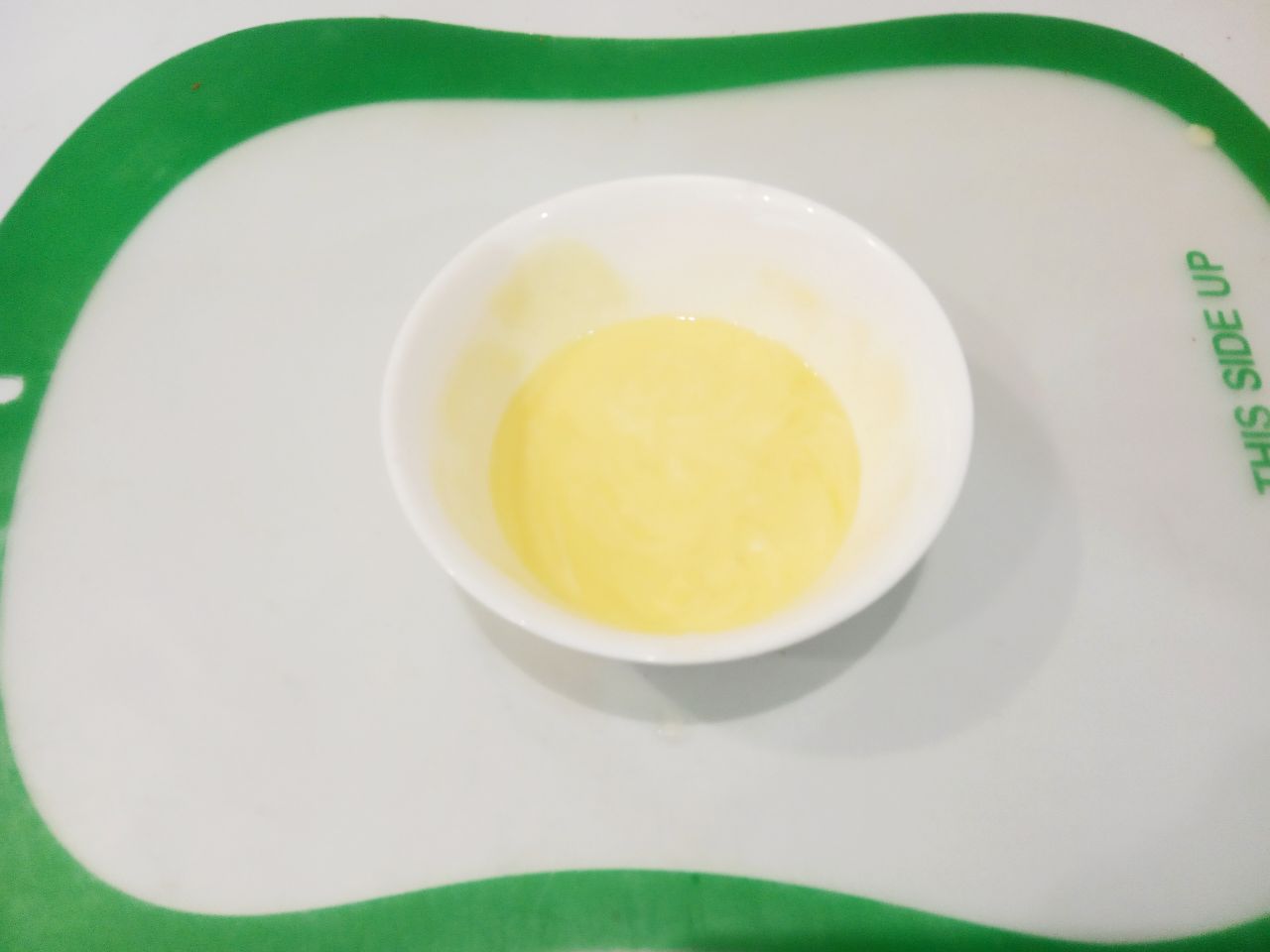 Манный пирог на кефире, просто и вкусно: Сливочное масло растапливаем на водяной бане или в микроволновой печи.