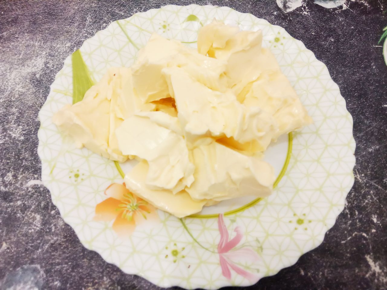 Нежная творожная пасха с цукатами и изюмом: В кастрюлю с двойным дном протертым творогом добавляем сметану и размягченное сливочное масло кусочками,