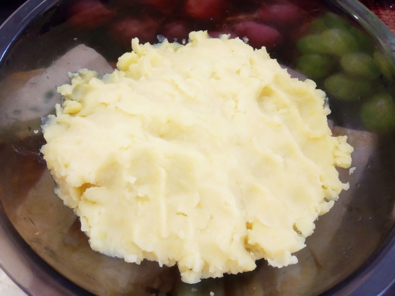 Картофельные гнезда с грибной начинкой и сыром: Картофель очищаем, промываем, нагреваем воду до кипения. Кладем картофель, солим и отвариваем до размягчения.
