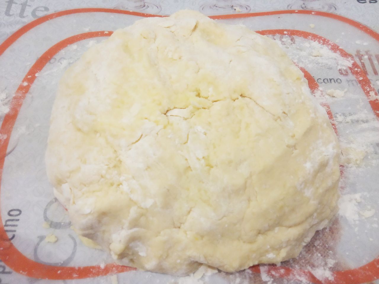 Картофельные гнёзда с мясной начинкой, сладким перцем и сыром: Добавляем яйца, муку, соль и перец по вкусу, тщательно размешиваем до эластичного состояния.