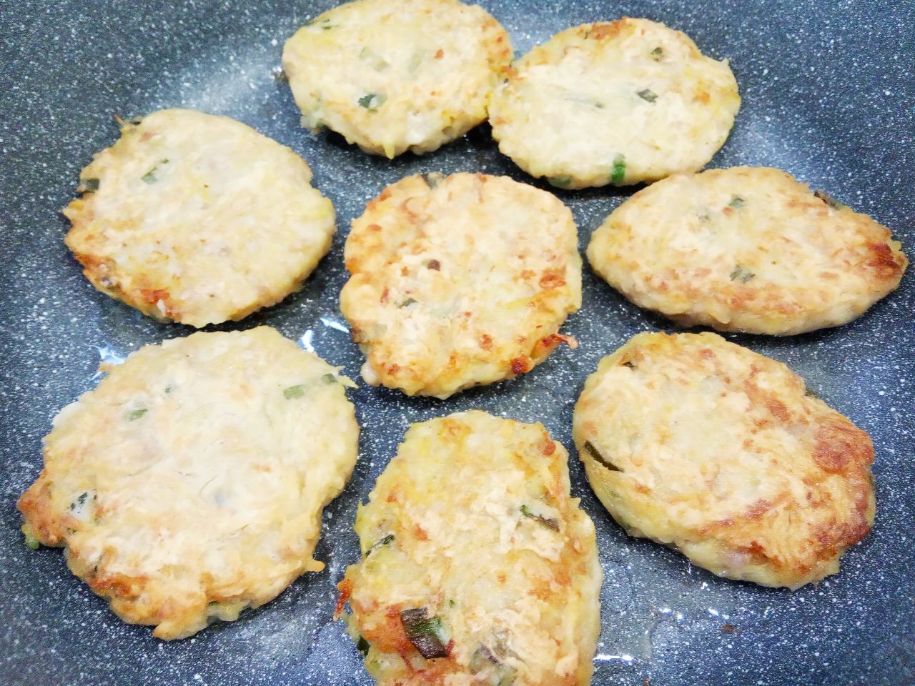 Котлеты из тертого картофеля, фарша и зеленого лука, вкусно и сытно: Обжариваем котлеты на слабом огне с двух сторон до золотистой корочки.