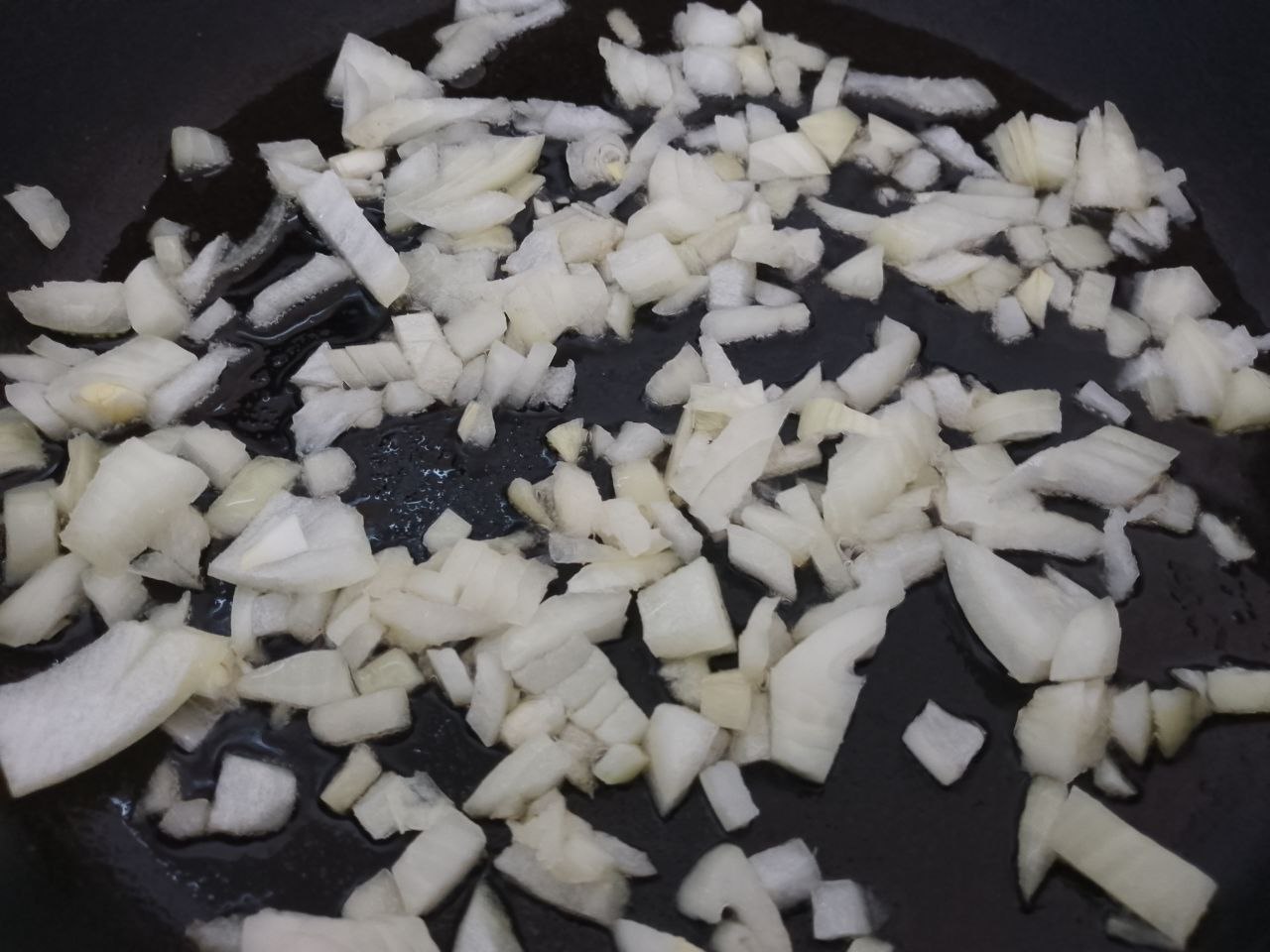 Бублики из дрожжевого теста с мясной начинкой, вкусные и сытные: Лук очищаем, промываем и измельчаем. Обжариваем лук на масле до золотистого цвета, добавляем измельченное