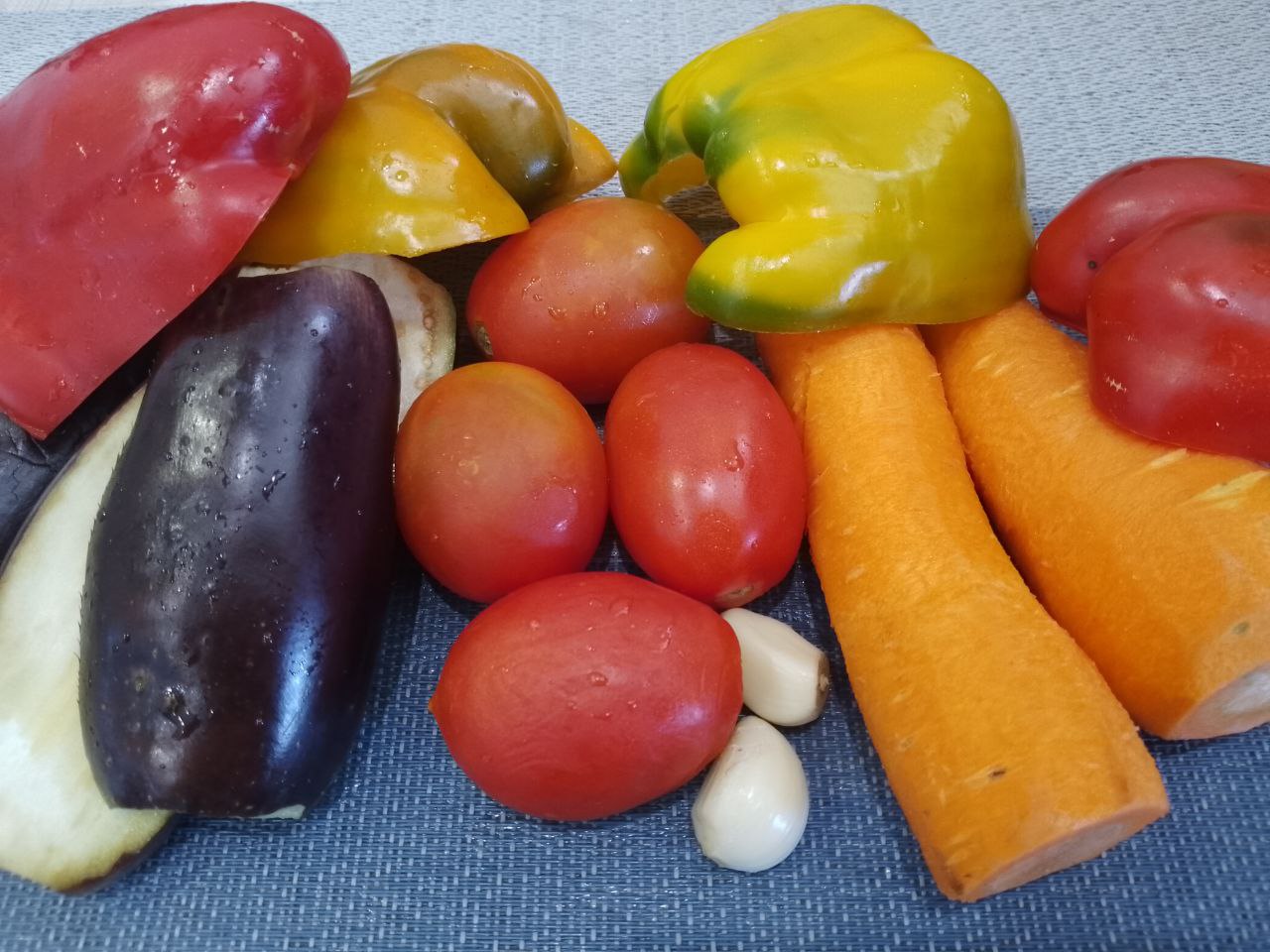 Салат из овощей, запеченных в духовке, полезно и вкусно