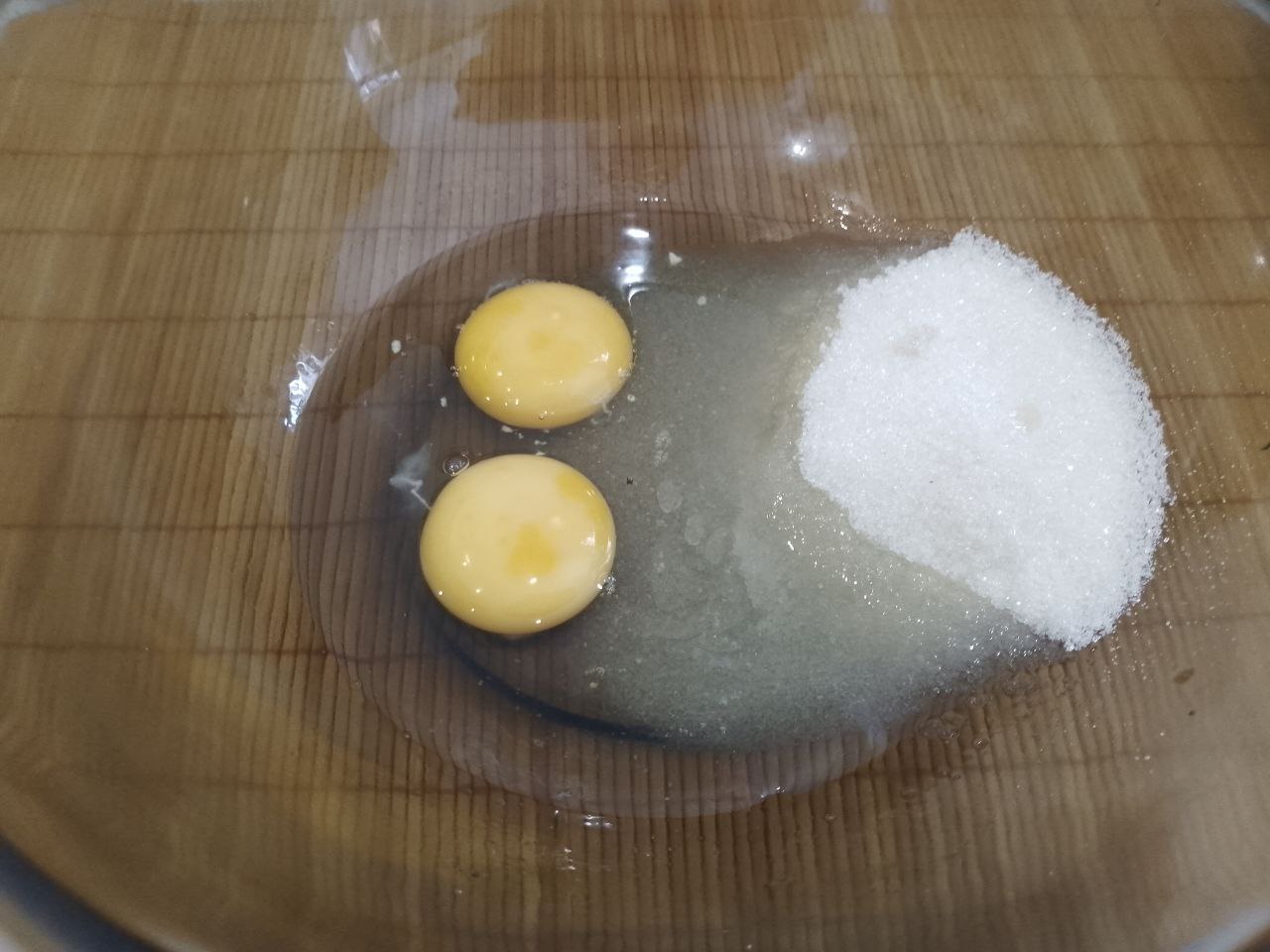 Мягкие вафли с ягодами, просто и вкусно: Яйца разбиваем в чашу, добавляем сахар и ванильный сахар, размешиваем.