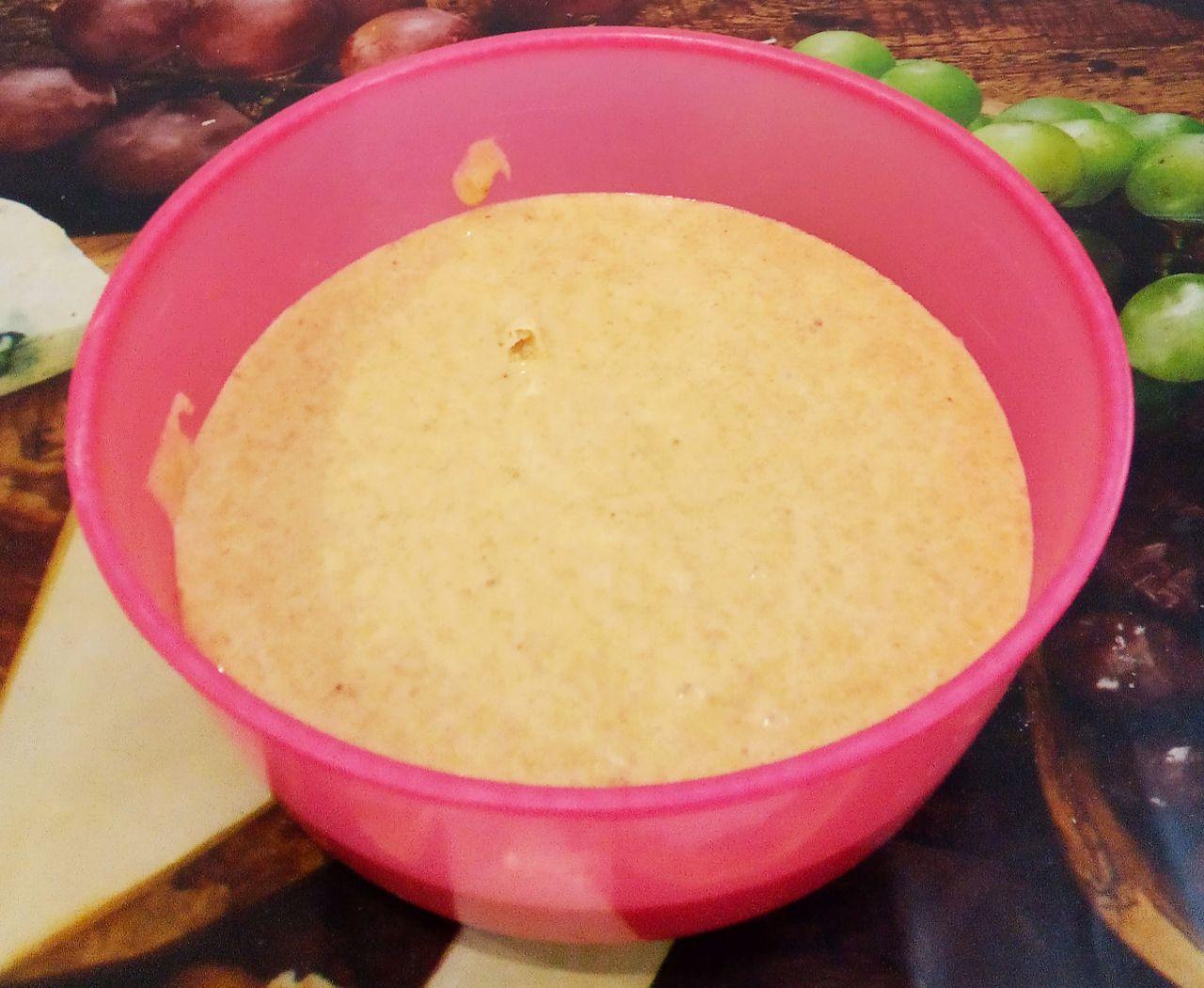 Торт из сухарей, с нежным заварным кремом, просто и вкусно: Выкладываем взбитые белки в тесто и осторожно размешиваем.