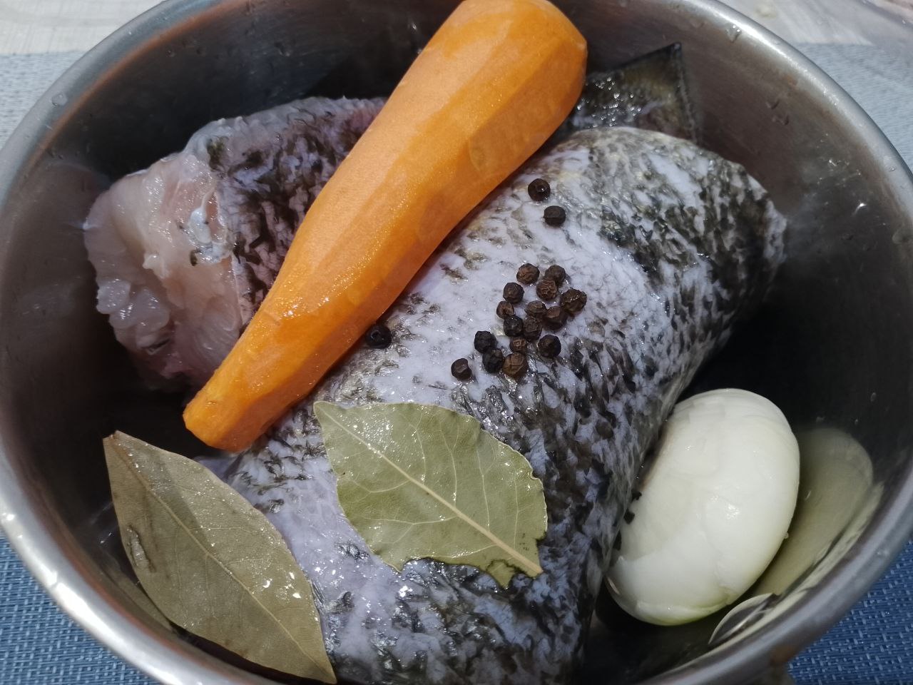 Рыбный паштет со специями, вкусный и сытный: В кастрюлю кладем рыбу, морковь, лук, лавровый лист, перец горошком и соль по вкусу. Заливаем горячей водой,