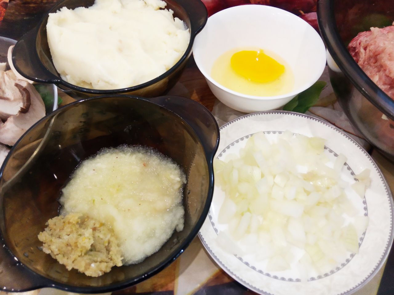 Мясные зразы с грибной начинкой запеченные в духовке, сочные и вкусные