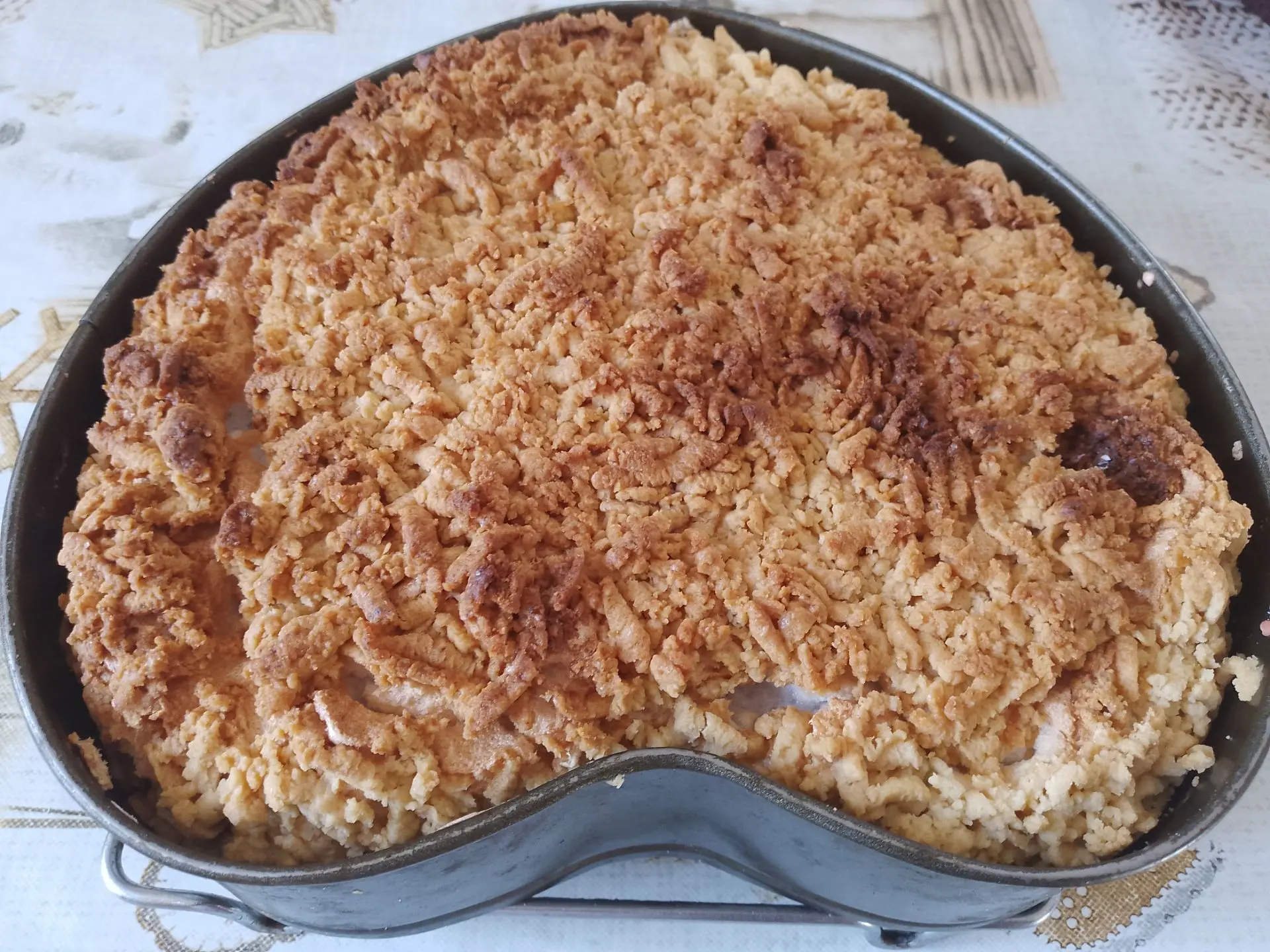 Песочный пирог с начинкой из ягод клубники и взбитых белков: Когда пирог приобретет светло желтый цвет, достаем пирог из духовки и охлаждаем в форме.