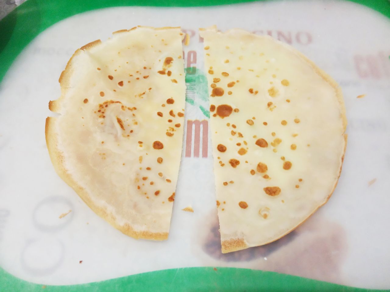 Блины с творожной начинкой, вкусные и аппетитные: На блины накладываем творожную начинку и заворачиваем треугольником, конвертом или трубочкой.