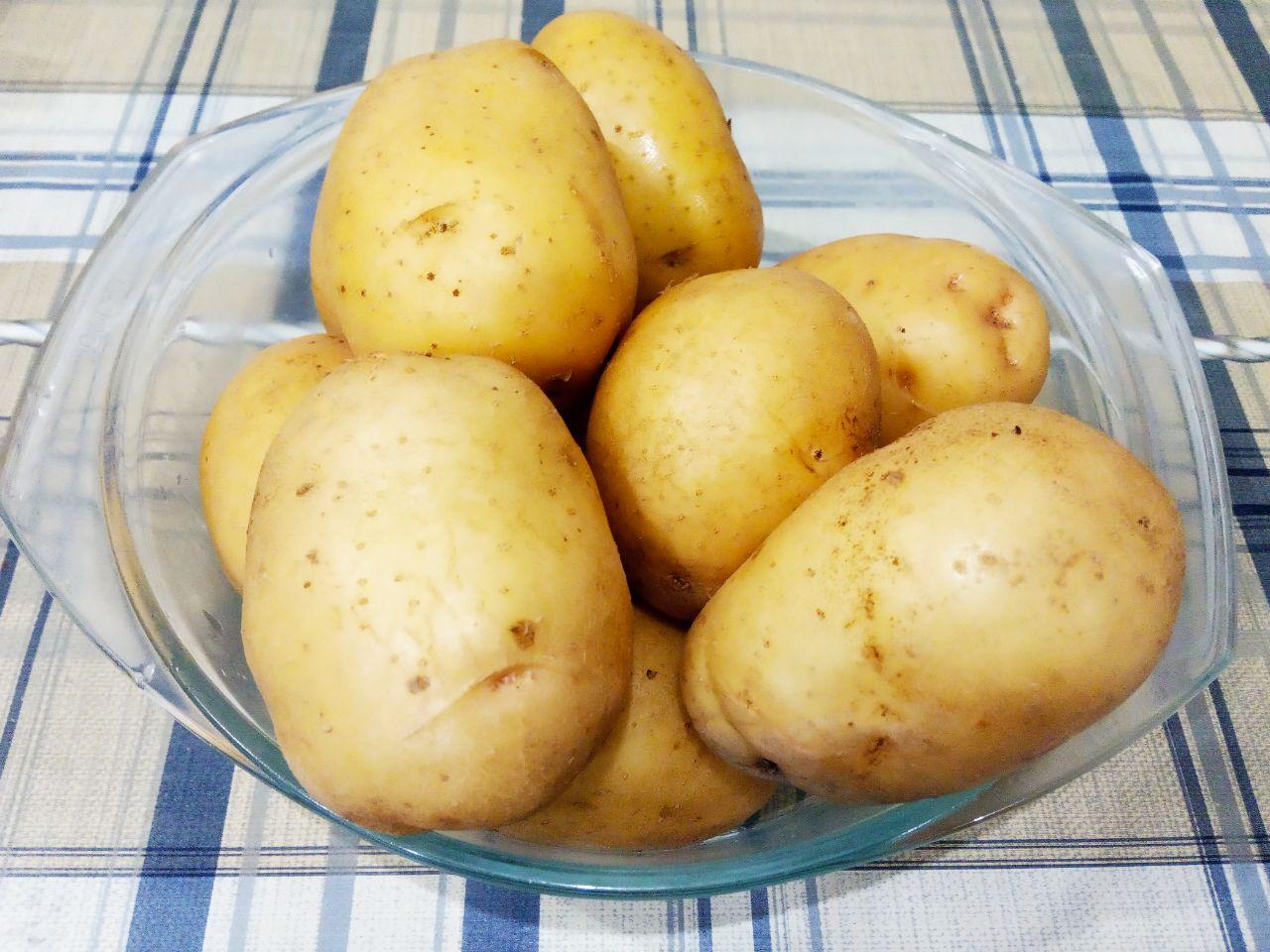 Картофель фаршированный начинкой и запеченный в духовке: Картофель выбираем немного больше среднего и желательно одинакового размера. Картофель промываем водой и