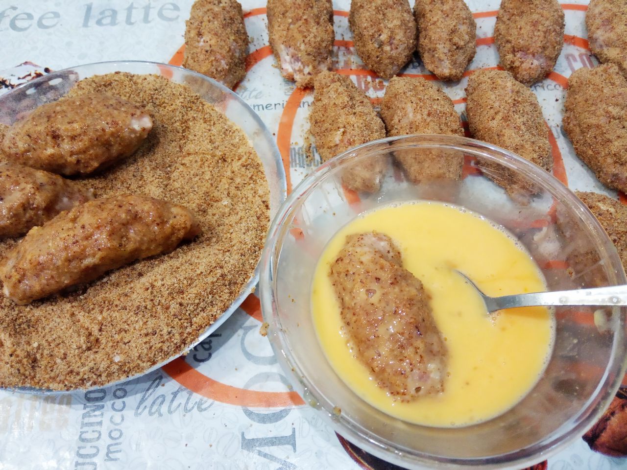 Мясные котлеты или зразы с грибами и сыром, в яичном кляре и сухарях: В миску или чашу разбиваем яйца, солим по вкусу и взбиваем вилкой. Котлеты окунаем в кляр, затем в
