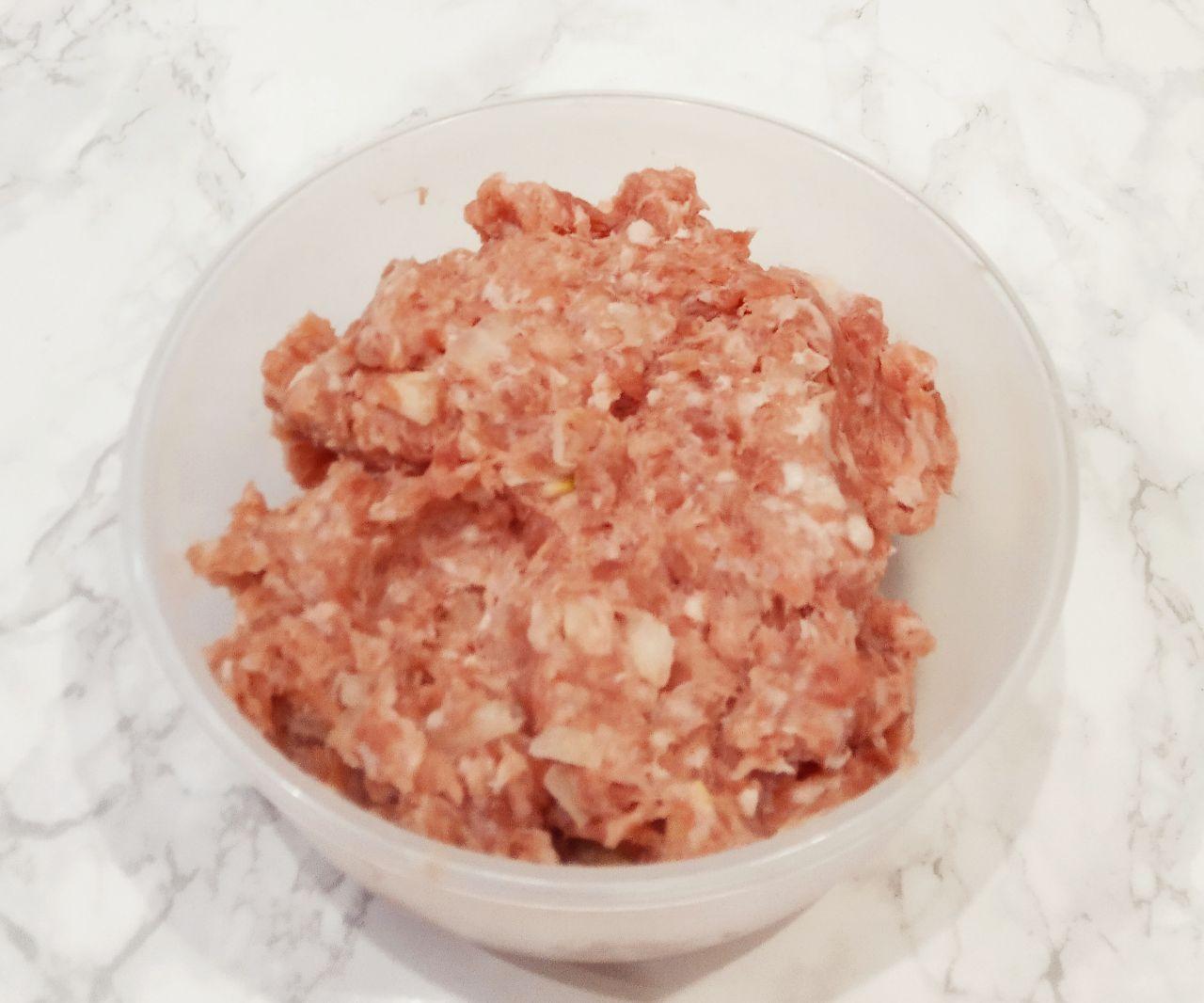 Тушеный картофель со свиным фаршем: Мясо промываем, просушиваем, разрезаем на небольшие куски и перекручиваем через мясорубку.