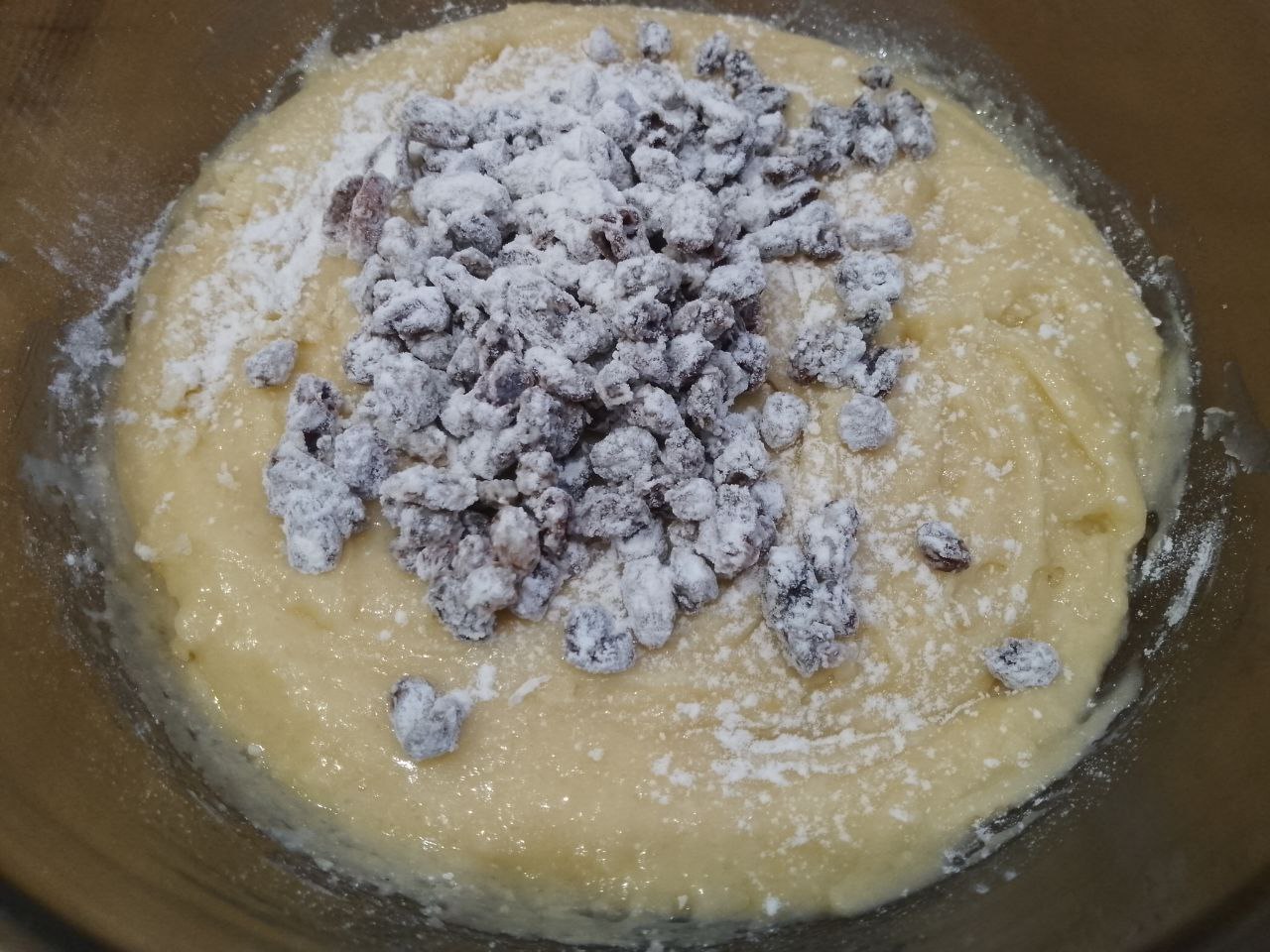 Печенье с изюмом на майонезе, просто и вкусно: Изюм перемешиваем с мукой и добавляем в тесто.