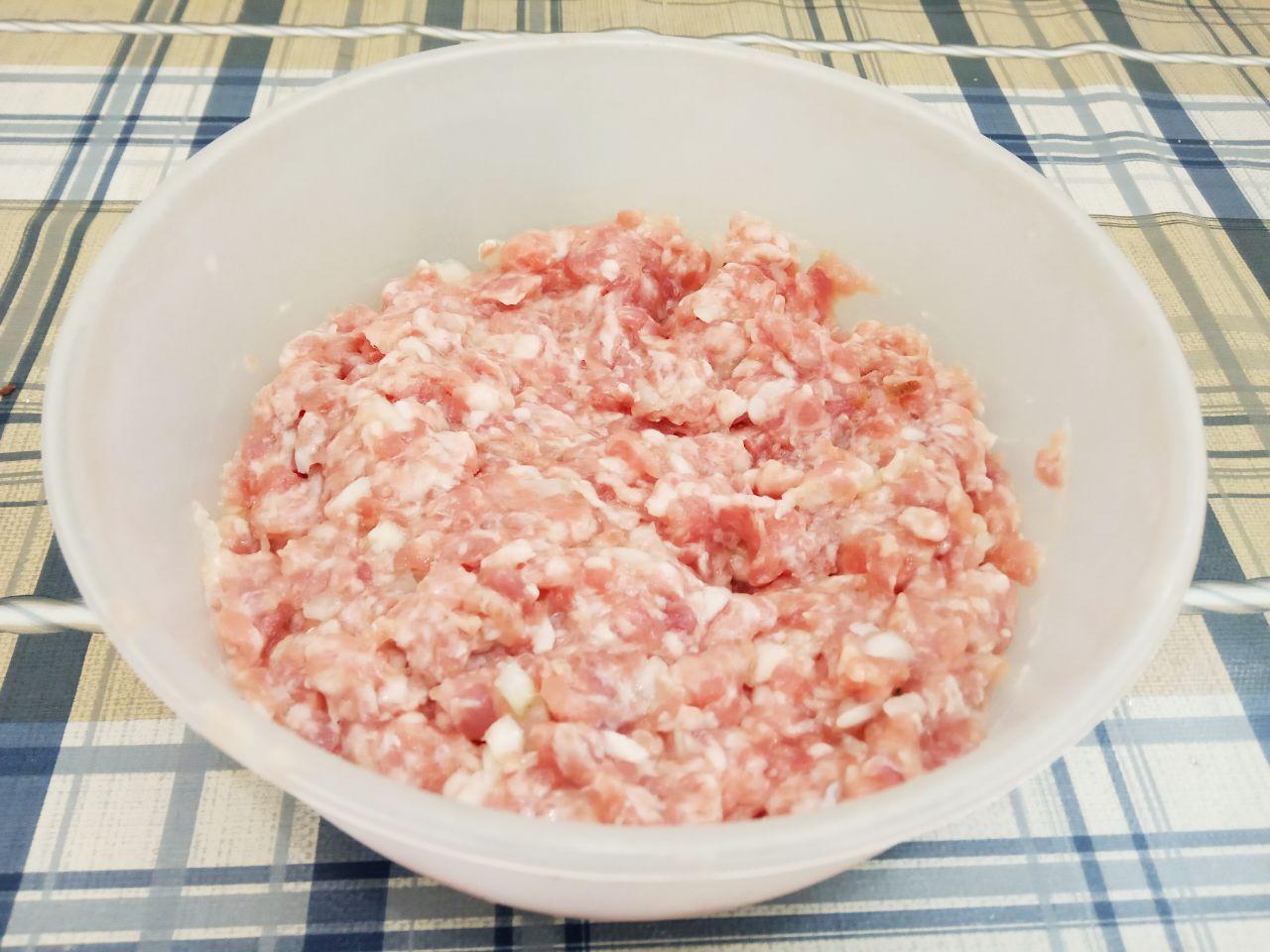 Сочные и нежные капустные конвертики с фаршем в яичном кляре: В фарш добавляем измельченный лук, яйцо, соль и перец по вкусу, хорошо размешиваем.