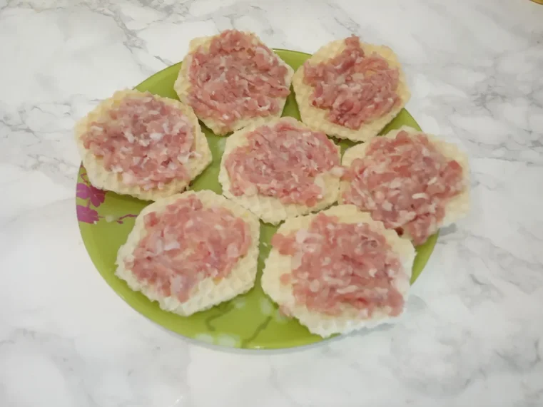 Ленивые отбивные в кляре, просто и вкусно: Приготовленный фарш выкладываем небольшим слоем на вафельку, сверху прикрываем другой вафелькой.