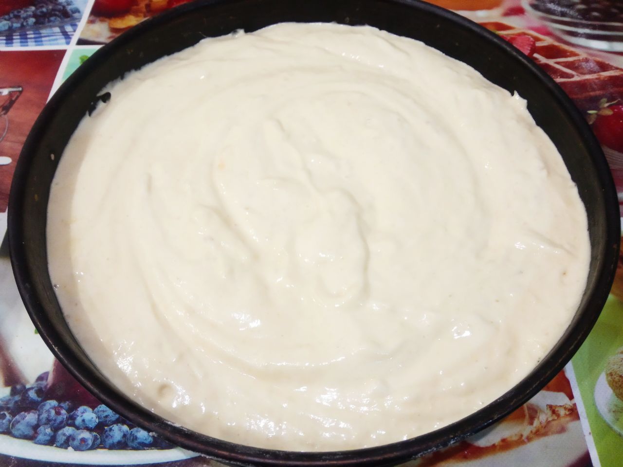 Вкусный торт ко дню рождения или к другому торжеству: Форма у меня диаметром 26 см, застилаем пергаментом и выливаем тесто, разравниваем.
