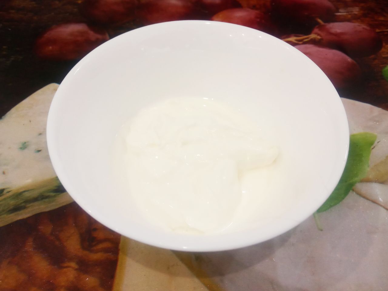 Картофельные гнезда с грибной начинкой и сыром: Сверху гнезда смазываем сметаной или майонезом, я смазывала сметаной.