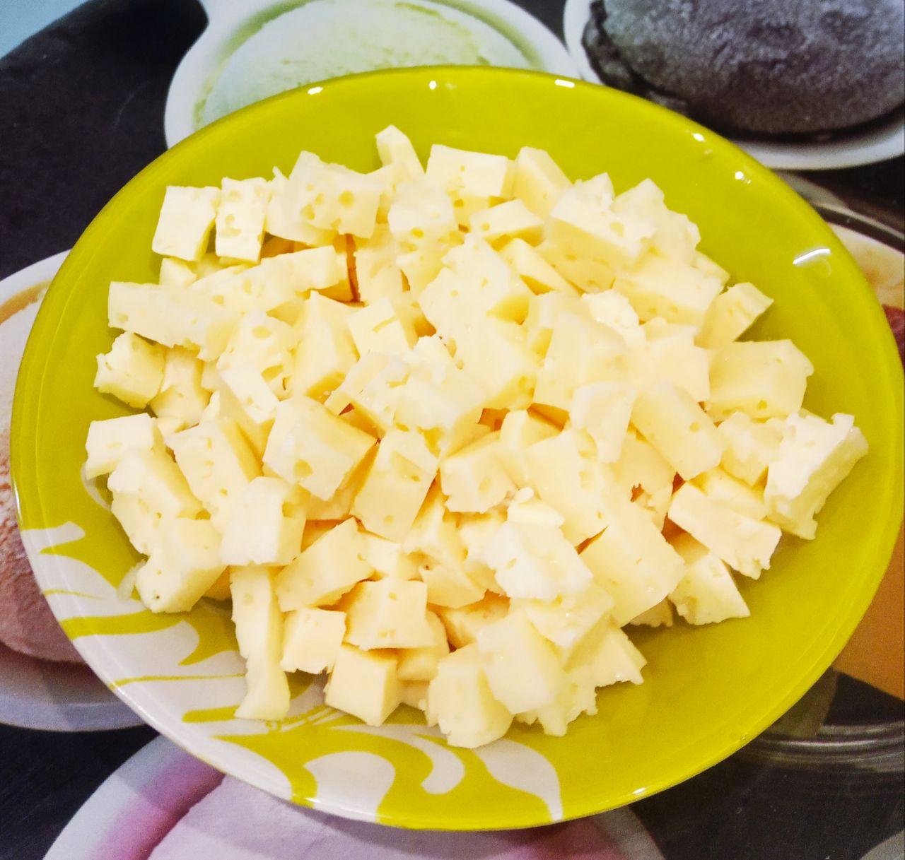 Простой рецепт котлет из куриной грудки и сыра: Твердый сыр натираем на крупной терке или нарезаем небольшими кубиками.