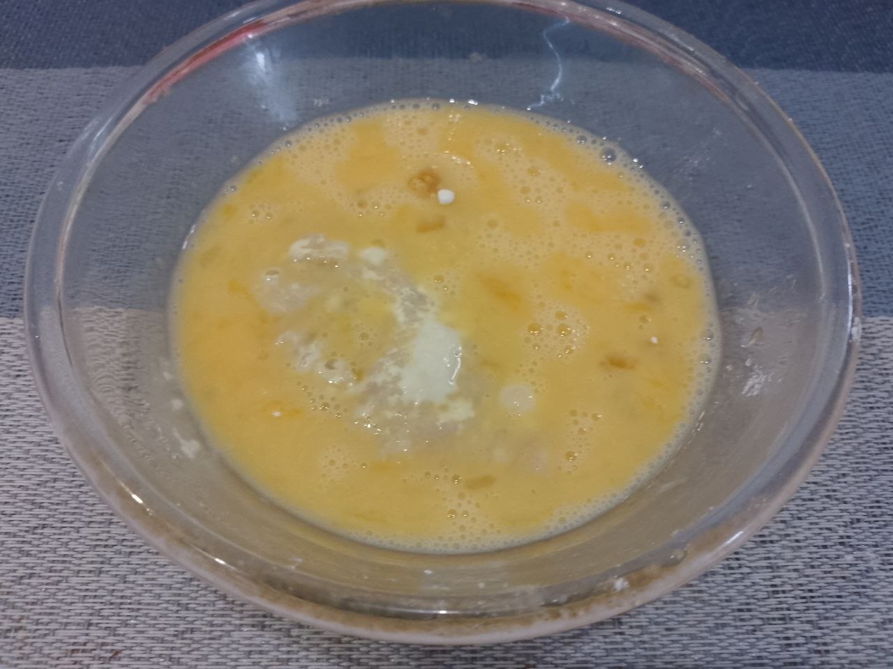 Котлеты из куриного мяса в яичном кляре и панировочных сухарях: Затем погружаем котлеты во взбитые яйца, чтобы они хорошо пропитались.