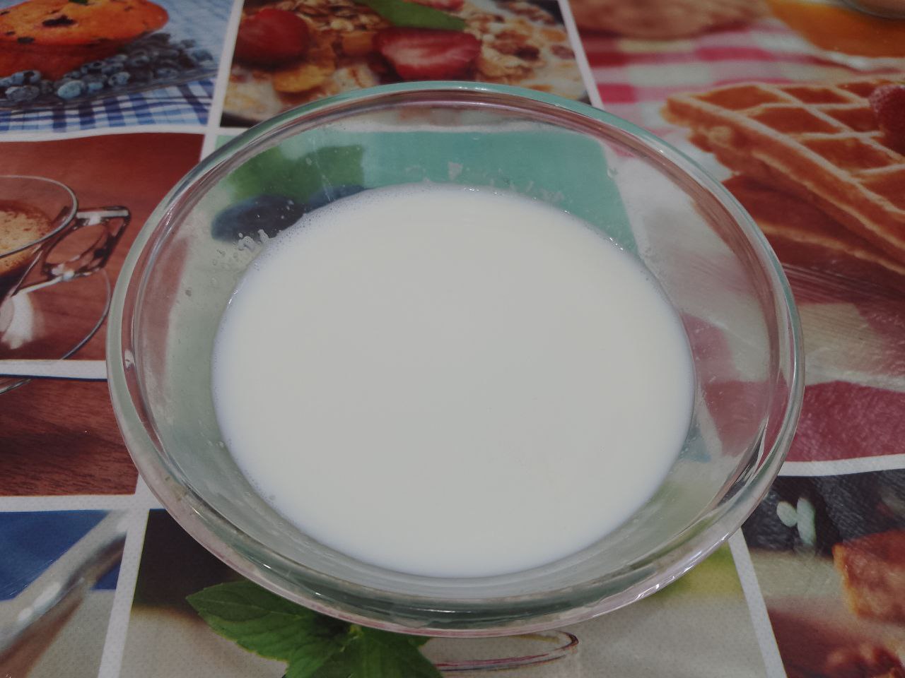 Клубничное желе из ягод клубники и сметаны, нежное и вкусное: Молоко кипятим и охлаждаем.