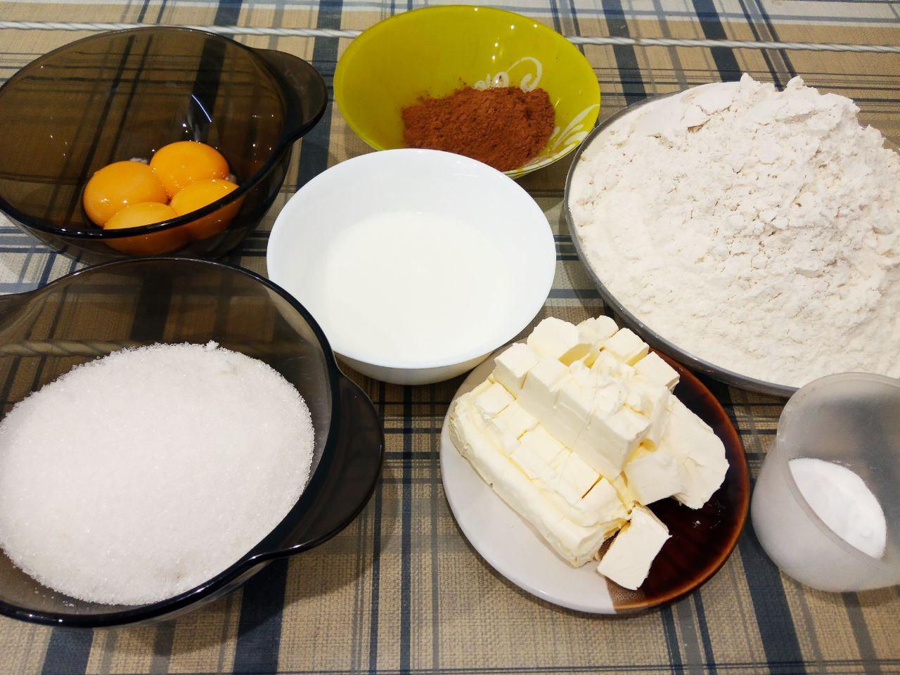 Печенье рулетики к чаю, вкусно и просто: Муку просеиваем через сито и соединяем с размягченным маргарином, растираем в крошку. Если в тесто добавляем