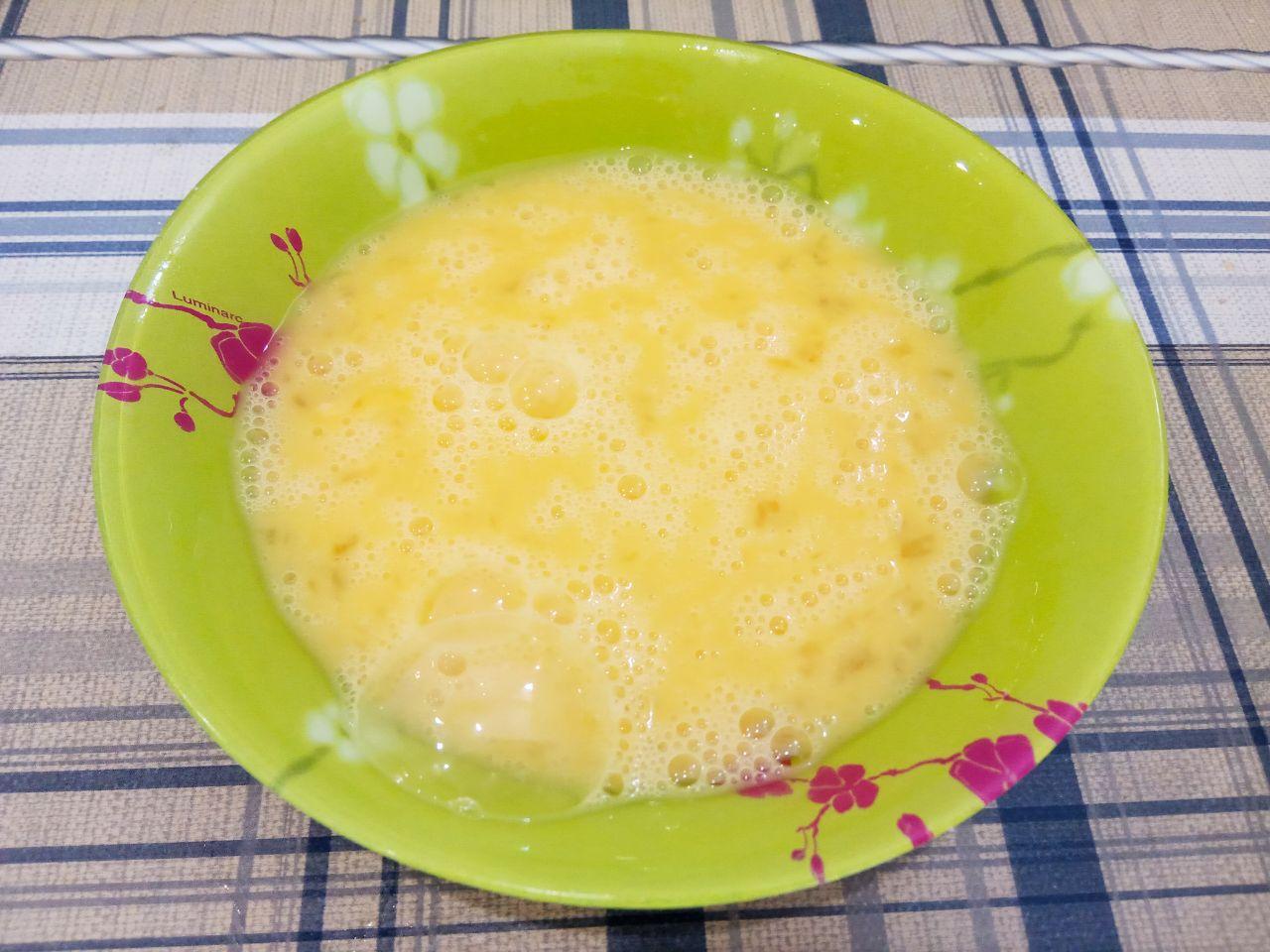 Куриные голени в кляре и сухарях в духовке: В яйца добавляем соль по вкусу и взбиваем.