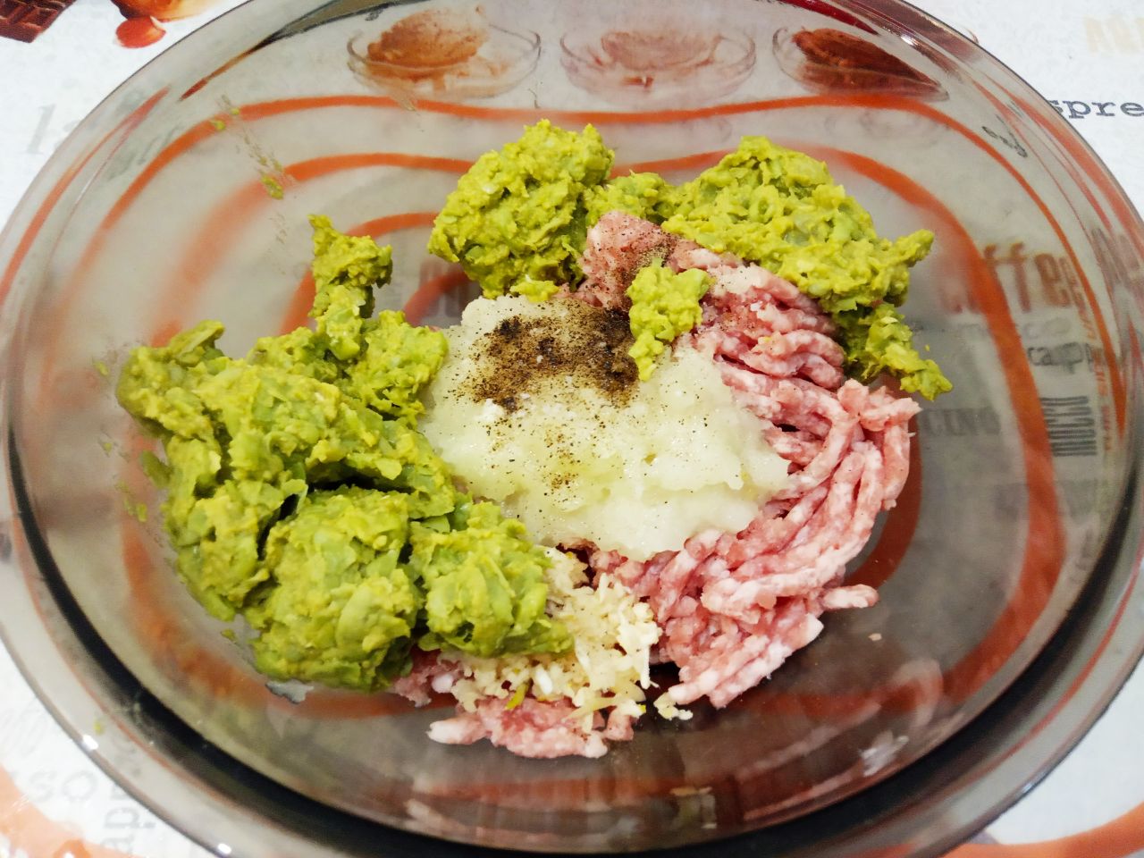 Котлеты гороховые с мясом, сочные и нежные: Соединяем фарш, гороховое пюре, лук, чеснок и желток. Солим и перчим по вкусу, тщательно котлетную массу