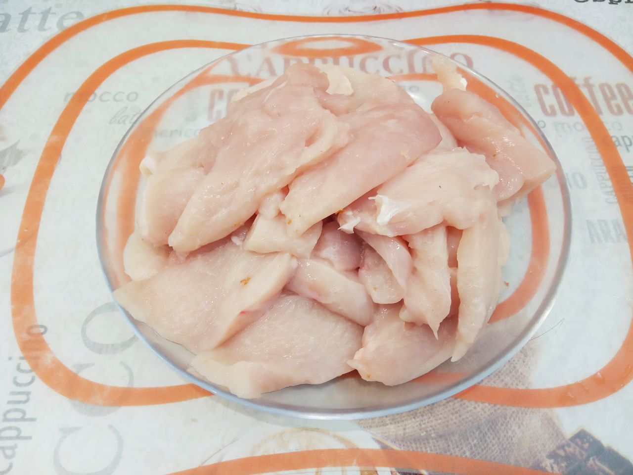 Филе куриное в кляре, на сковороде, сочное и нежное: Разрезаем филе на кусочки толщиной до 1 см, чтобы быстрее прожарилось.