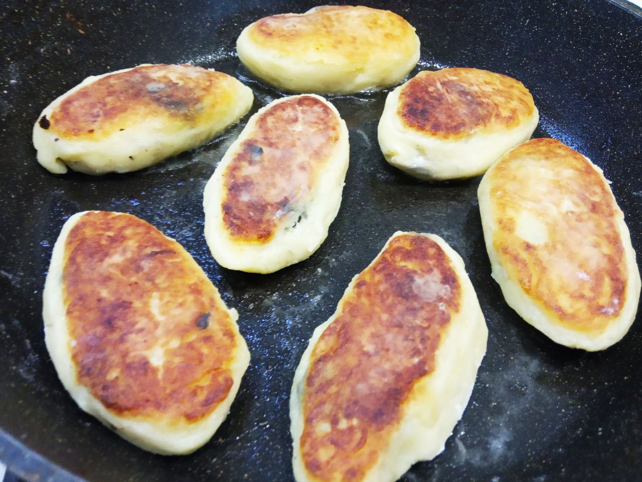 Картофельные зразы с начинкой из шампиньонов и лука: Разогреваем сковороду с растительным маслом, укладываем зразы и обжариваем с обеих сторон до золотистой