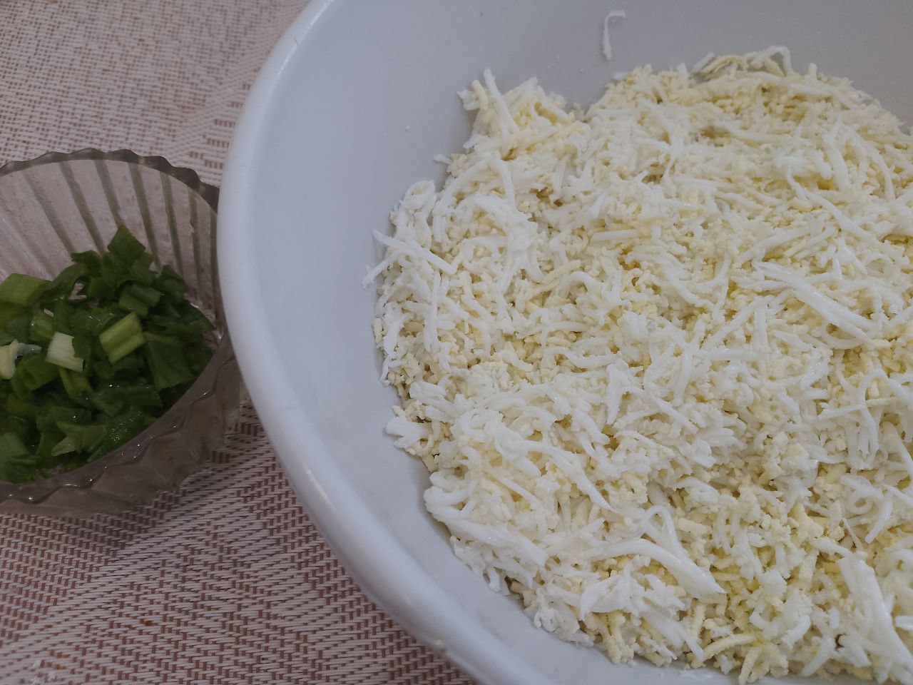 Блины с яичной начинкой, вкусные и сытные: Сначала я приготовила начинку. Отвариваем яйца, охлаждаем и очищаем от скорлупы. Натираем яйца на средней