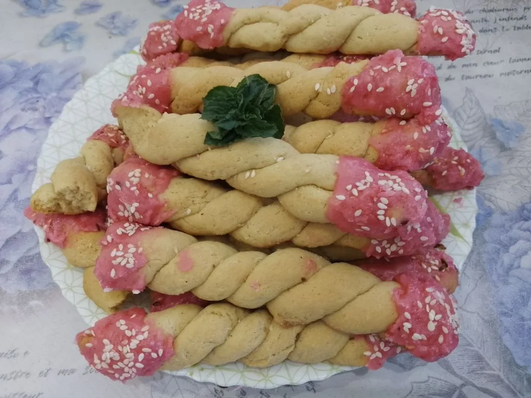 Песочное печенье в сахарной глазури и кунжуте