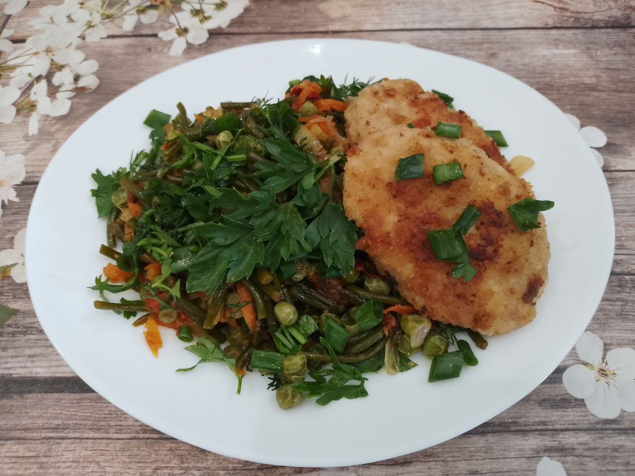 Острые чесночные стрелки с зеленым горошком и овощами, на сковороде