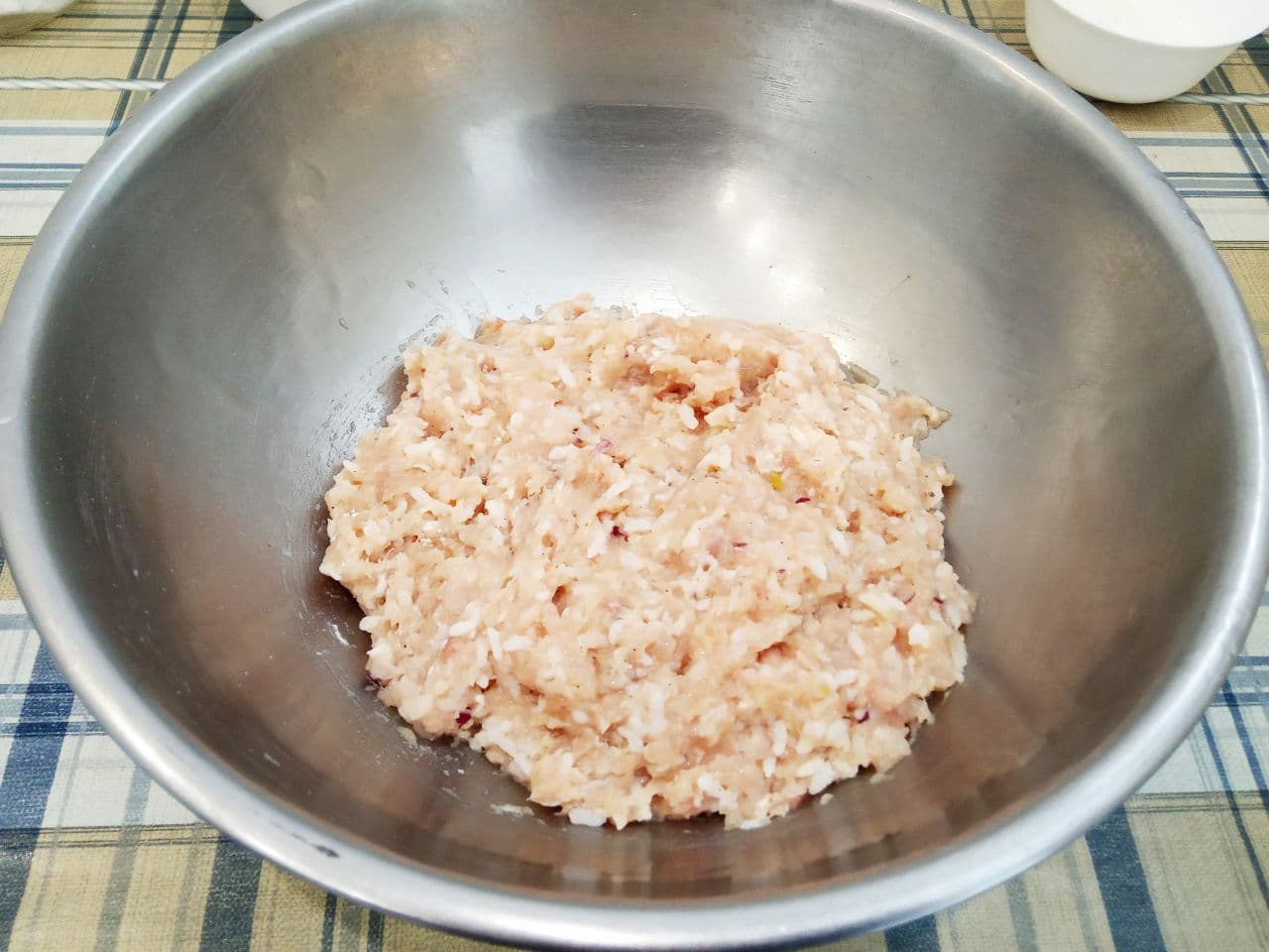 Мясные тефтели с добавлением риса, нежные и сочные: Соединяем фарш, яйца, рис, лук, солим и перчим по вкусу. Фарш тщательно размешиваем.