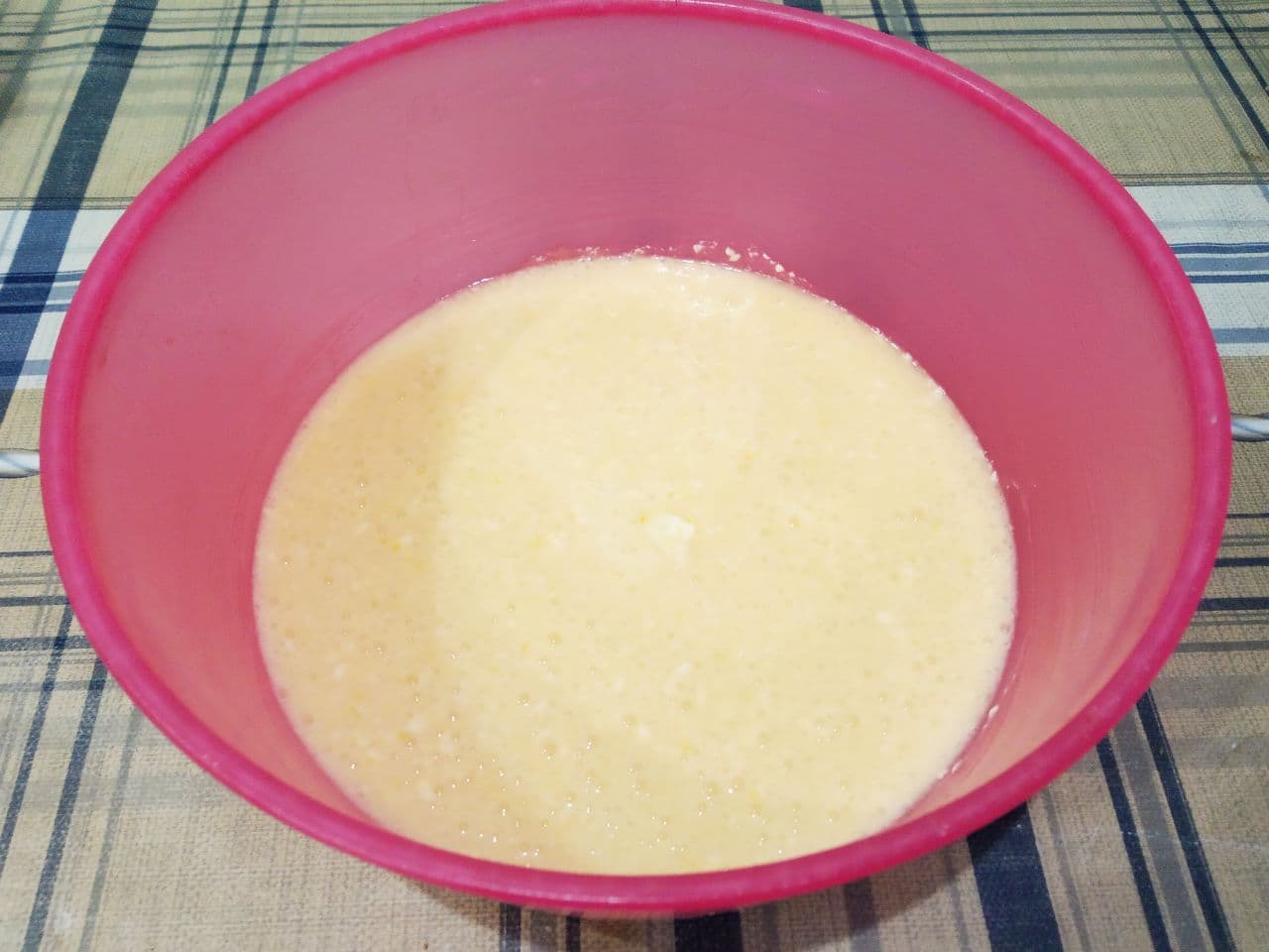 Печенье с начинкой из кокосовой стружки, просто и вкусно: Добавляем растительное масло и размягченное сливочное масло, взбиваем до однородного состояния.