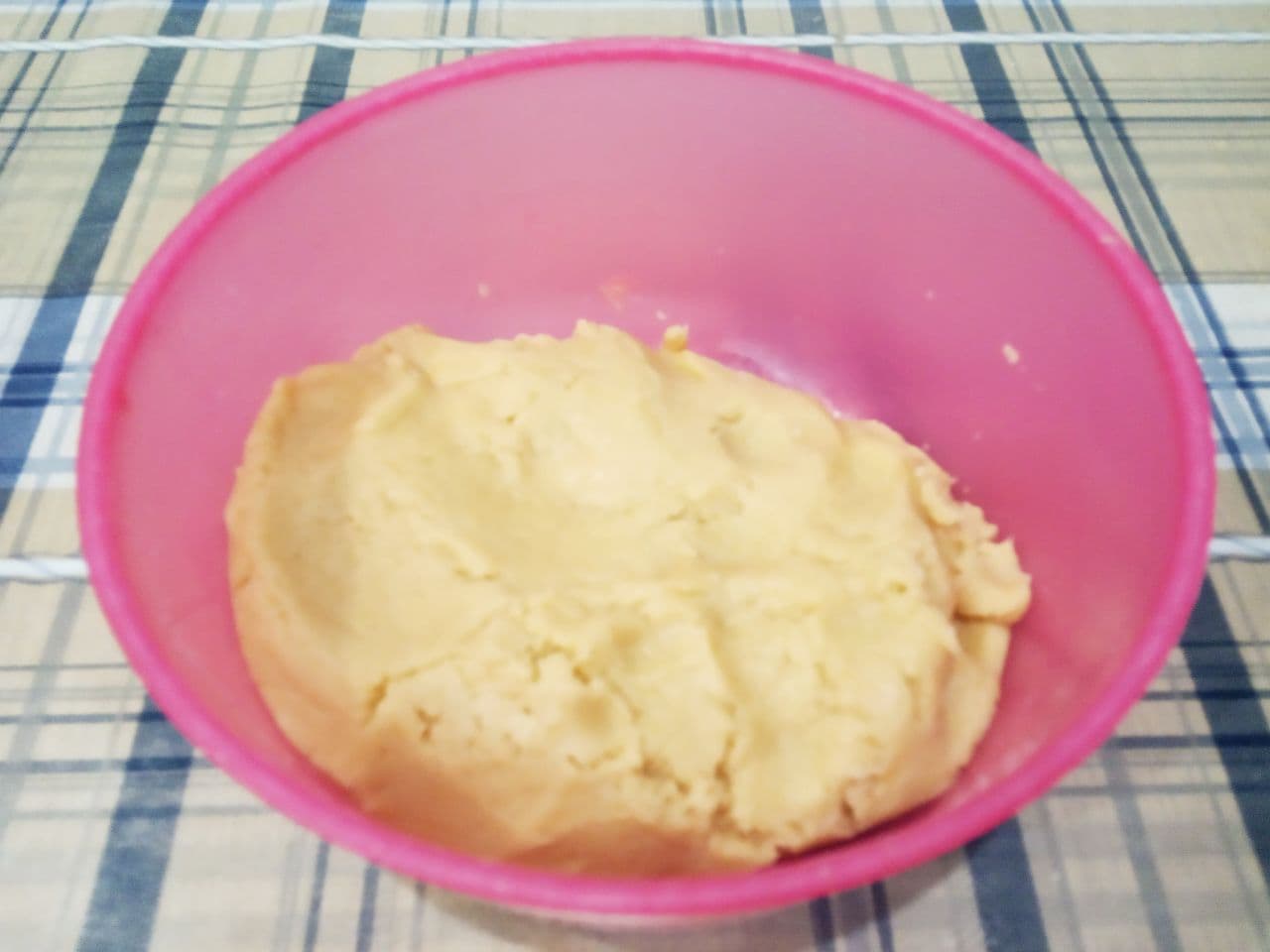 Печенье с начинкой из кокосовой стружки, просто и вкусно: Муку просеиваем через мелкое сито, перемешиваем с содой и добавляем в тесто, замешиваем мягкое, нежное,