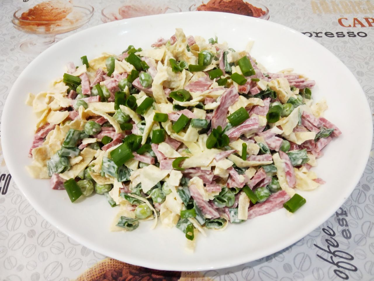 Простой рецепт салата, вкусный и сытный: Соединяем все ингредиенты, добавляем соль по вкусу и майонез, перемешиваем.