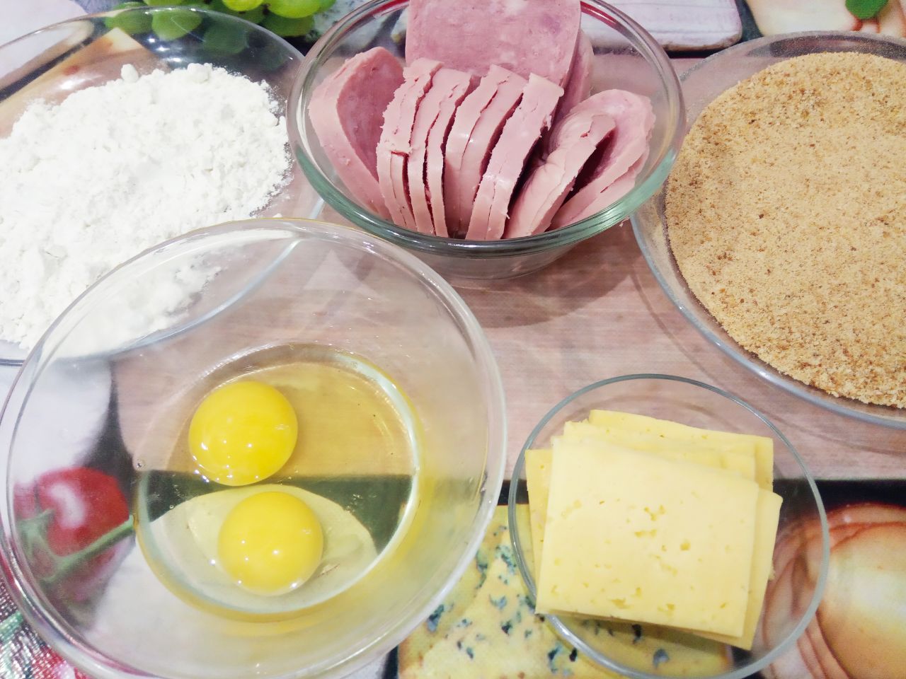 Вкусный и аппетитный завтрак из ветчины и сыра, в кляре